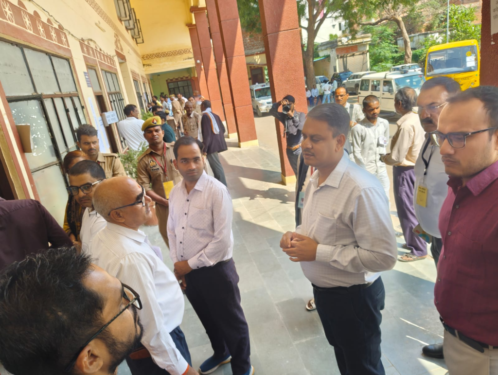 सदर तहसील में विधान परिषद चुनाव का मंडलायुक्त ने लिया जायजा, खुद भी किया मतदान