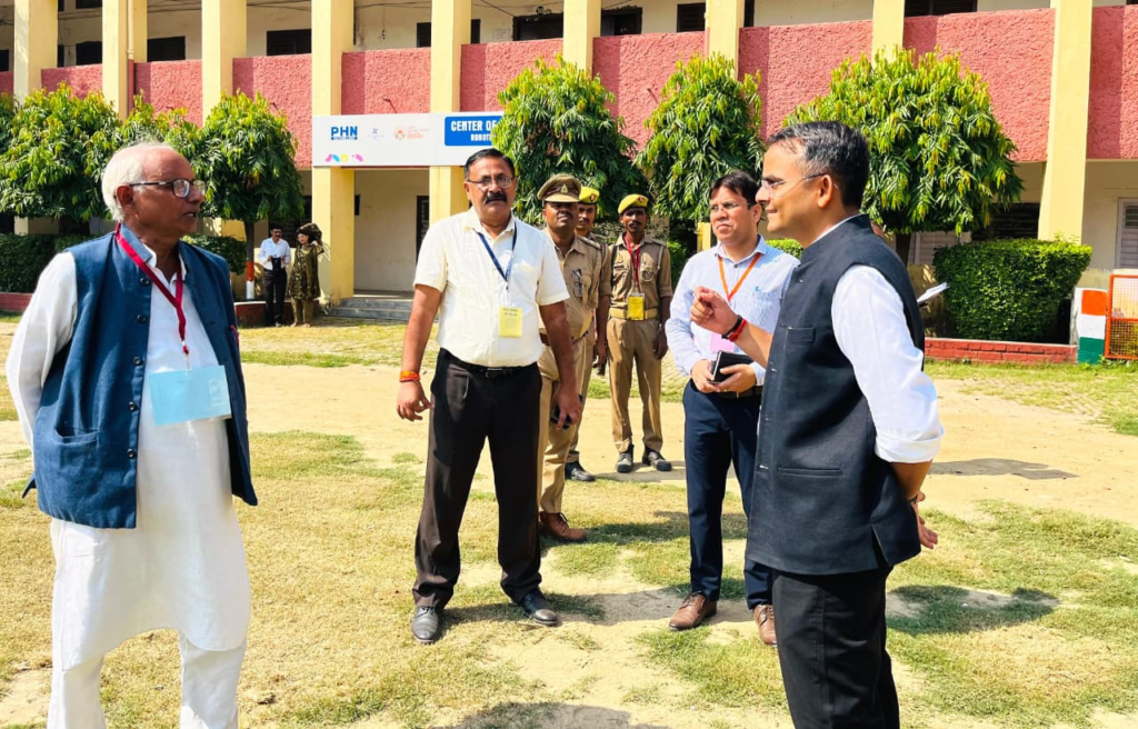 जिलाधिकारी ने मतदान केंद्रों का किया औचक निरीक्षण, व्यवस्थाओं को दुरुस्त रखने के निर्देश
