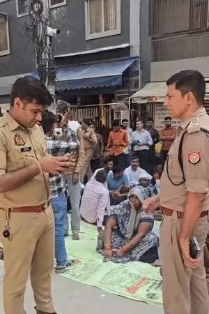 तीन महीने से लापता 16 वर्षीय अनुज की तलाश में वृंदावन पहुंचे परिजन, केली कुंज आश्रम के बाहर धरना