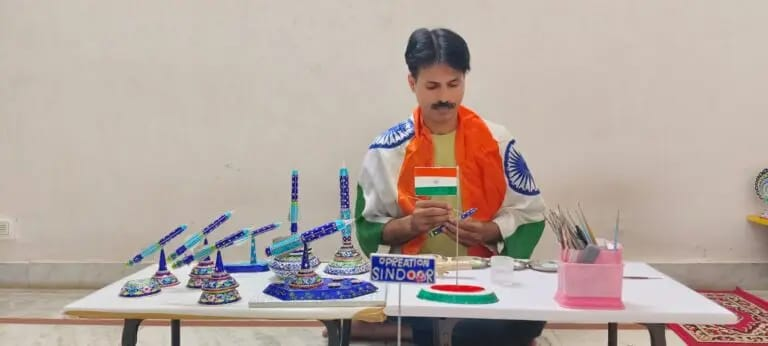 काशी की गुलाबी मीनाकारी में ढला राफेल, 400 ग्राम चांदी से तैयार मॉडल