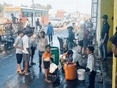 आगरा में डीजल से भरा टैंकर ट्रेलर से टकराया, सड़क पर बहने लगा ईंधन; बाल्टी-कैन लेकर पहुंची भीड़