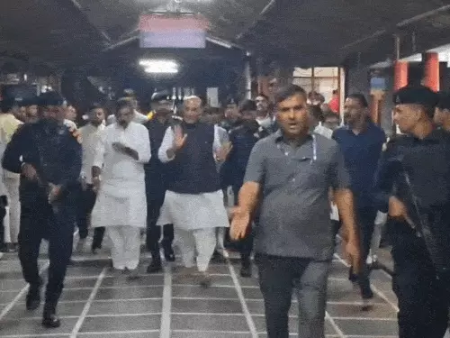 काशी पहुंचे रक्षामंत्री राजनाथ सिंह, संकटमोचन और बाबा विश्वनाथ के दरबार में टेका माथा