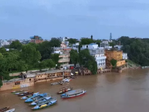 वाराणसी में फिर बढ़ा गंगा का जलस्तर, 84 घाटों का संपर्क पहले से टूटा; पिंडदान के लिए जगह की कमी