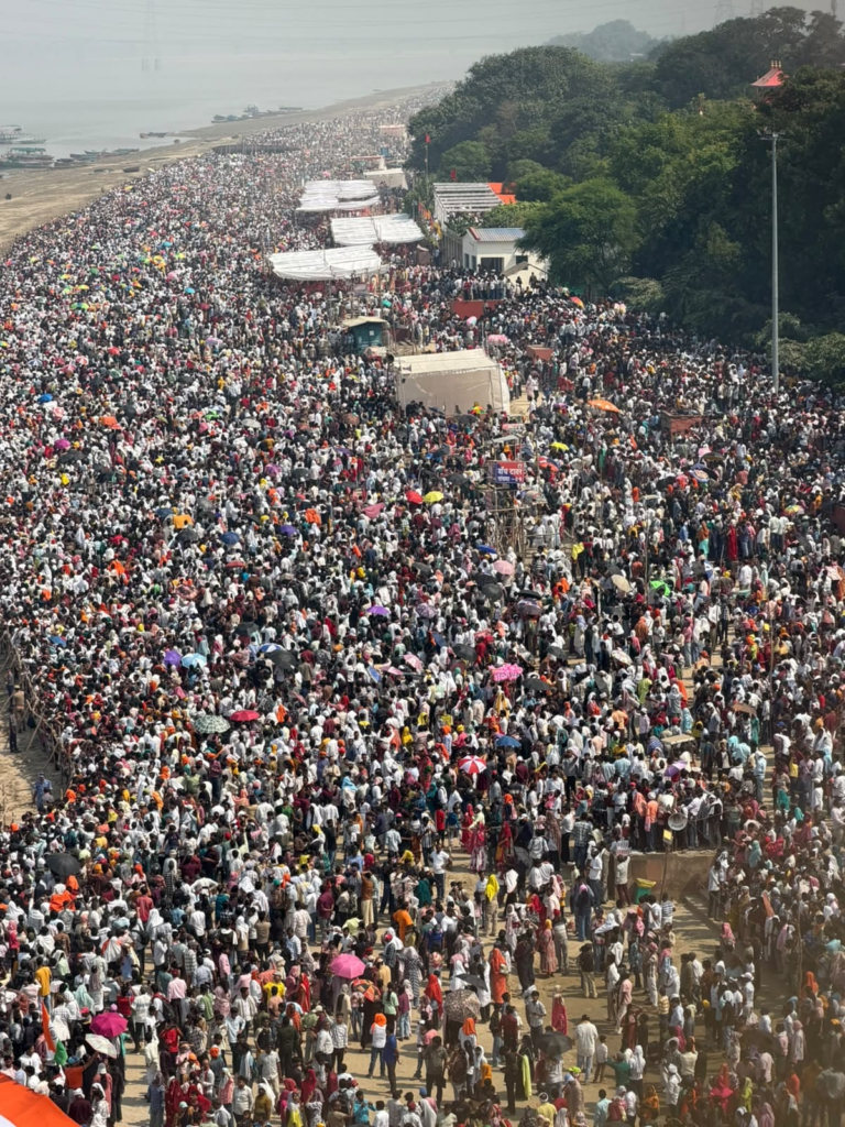 Varanasi Air Show: एयर शो का जुनून ऐसा कि रास्ता बंद मिला तो दीवारें तक फांद डालीं!