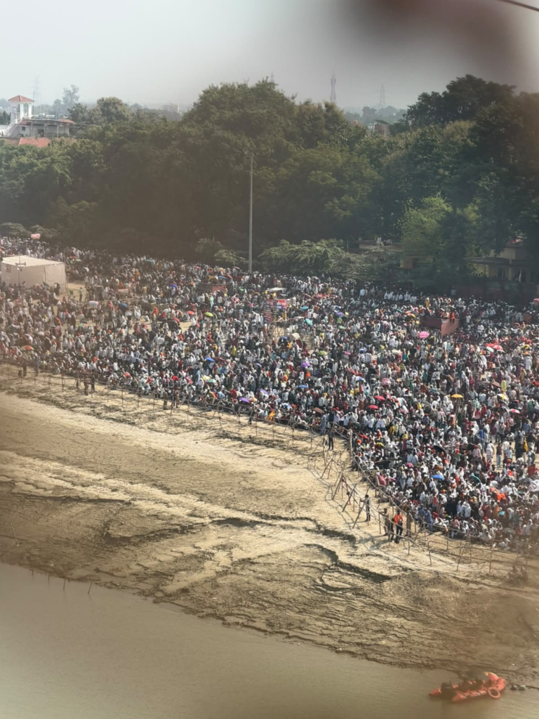 Varanasi Air Show: एयर शो का जुनून ऐसा कि रास्ता बंद मिला तो दीवारें तक फांद डालीं!