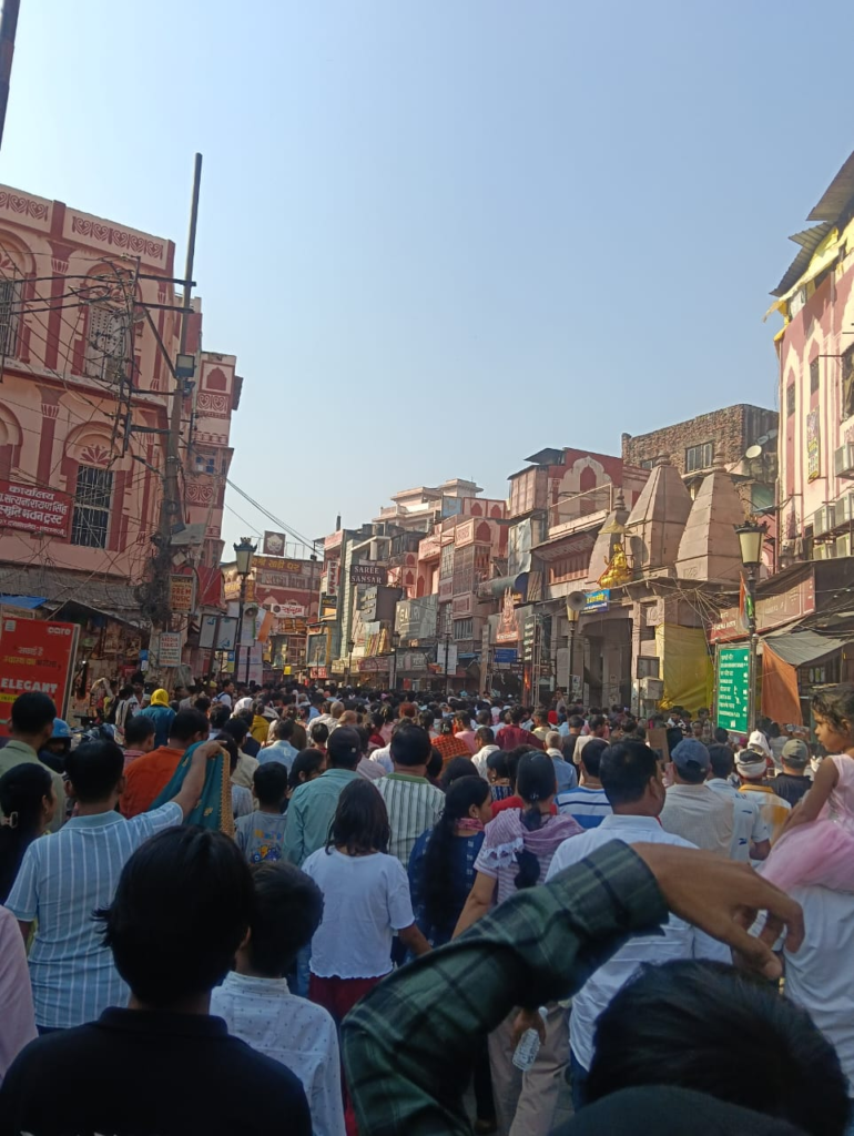 Varanasi Air Show: एयर शो का जुनून ऐसा कि रास्ता बंद मिला तो दीवारें तक फांद डालीं!