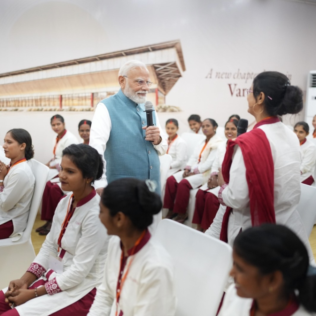 वाराणसी: अरविंद टेक्सटाइल में महिला कर्मचारियों से मिले PM मोदी, पूछा- यहां काम करके कैसा लग रहा है?