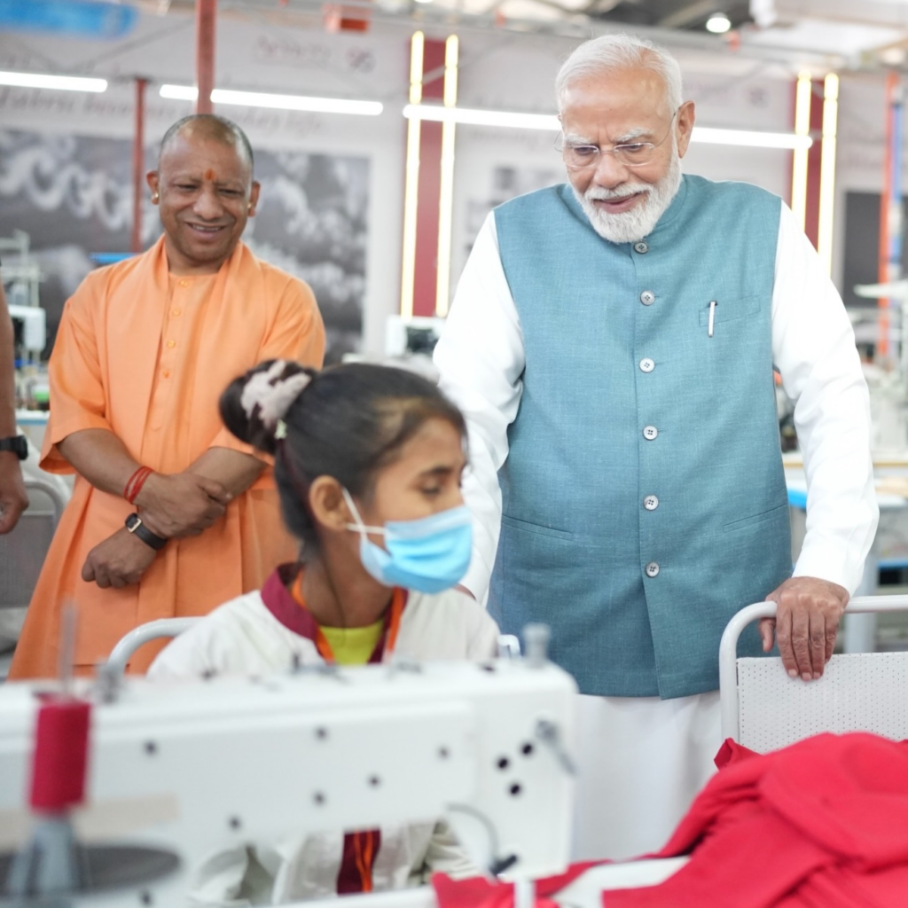 वाराणसी: अरविंद टेक्सटाइल में महिला कर्मचारियों से मिले PM मोदी, पूछा- यहां काम करके कैसा लग रहा है?