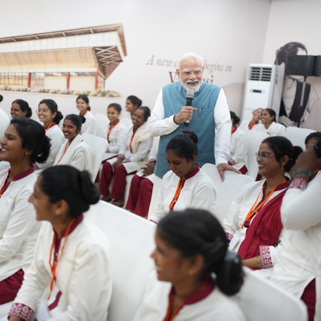वाराणसी: अरविंद टेक्सटाइल में महिला कर्मचारियों से मिले PM मोदी, पूछा- यहां काम करके कैसा लग रहा है?