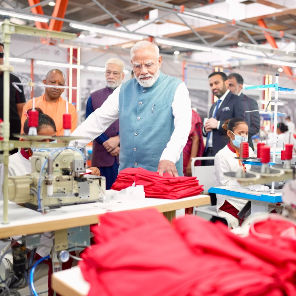 वाराणसी: अरविंद टेक्सटाइल में महिला कर्मचारियों से मिले PM मोदी, पूछा- यहां काम करके कैसा लग रहा है?