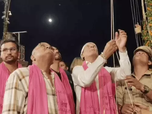 शरद पूर्णिमा पर दशाश्वमेध घाट पर जगमगाए आकाशदीप, 11 बलिदानी जवानों को नमन
