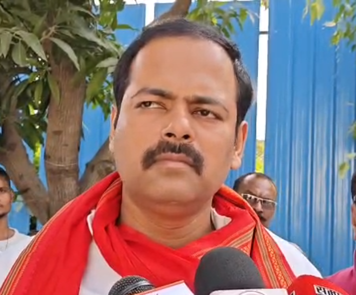 मतगणना में संविदा कर्मचारियों की ड्यूटी न लगाने की मांग, सपा प्रतिनिधिमंडल ने मंडलायुक्त को सौंपा ज्ञापन