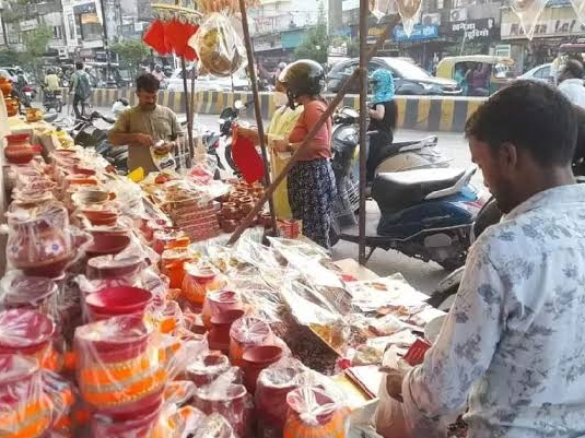 करवा चौथ को लेकर बाजारों में रौनक, मिट्टी के शिव-पार्वती के साथ ही करवा एवं सुहाग सामग्री की बिक्री