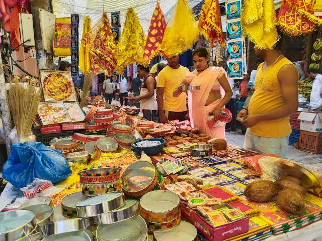 करवा चौथ को लेकर बाजारों में रौनक, मिट्टी के शिव-पार्वती के साथ ही करवा एवं सुहाग सामग्री की बिक्री