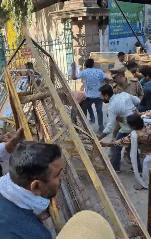 प्रयागराज: शिक्षा निदेशालय में तोड़फोड़, 200 अज्ञात लोगों पर FIR; CCTV से होगी पहचान