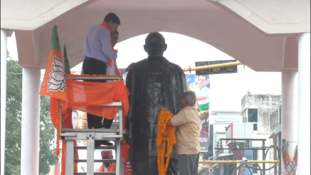 मलदहिया चौराहे पर सरदार पटेल की प्रतिमा का दुग्धाभिषेक, पुष्पांजलि अर्पित कर किया नमन