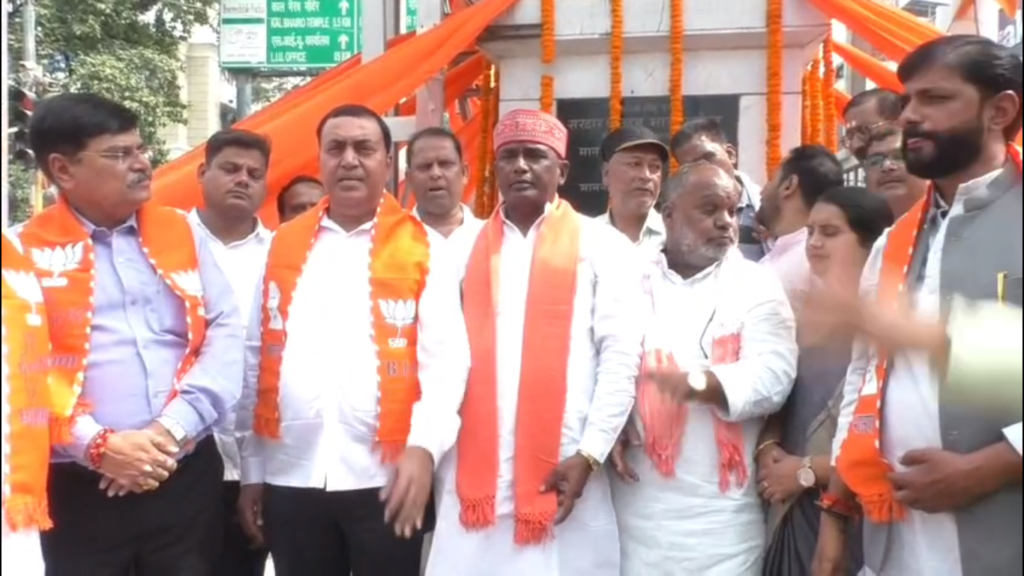 मलदहिया चौराहे पर सरदार पटेल की प्रतिमा का दुग्धाभिषेक, पुष्पांजलि अर्पित कर किया नमन