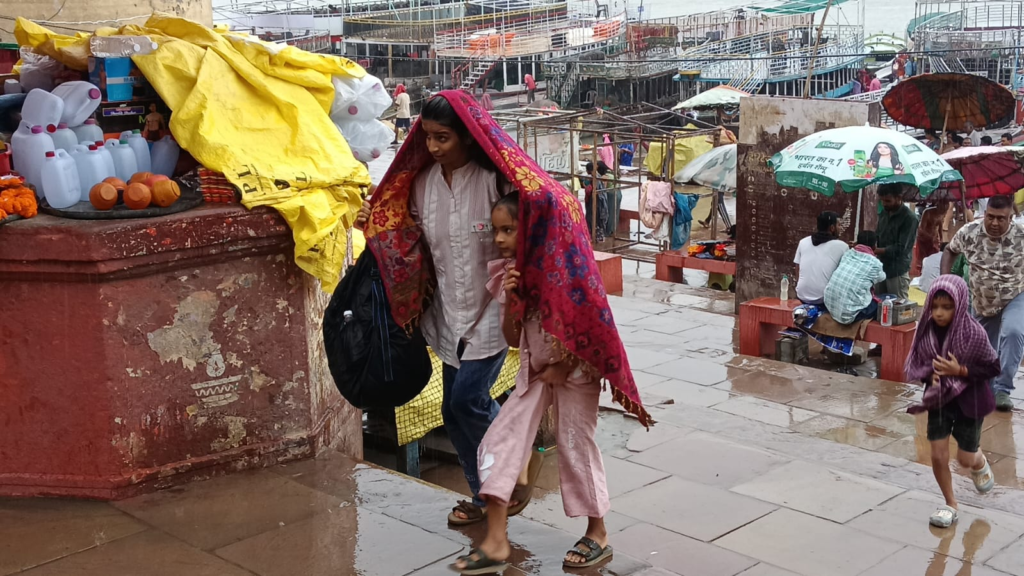 अर्नब तूफान ने बदला मौसम का मिजाज, बारिश से गिरा पारा, सुबह से छाए बादल, रुक-रुककर हो रही है बारिश
