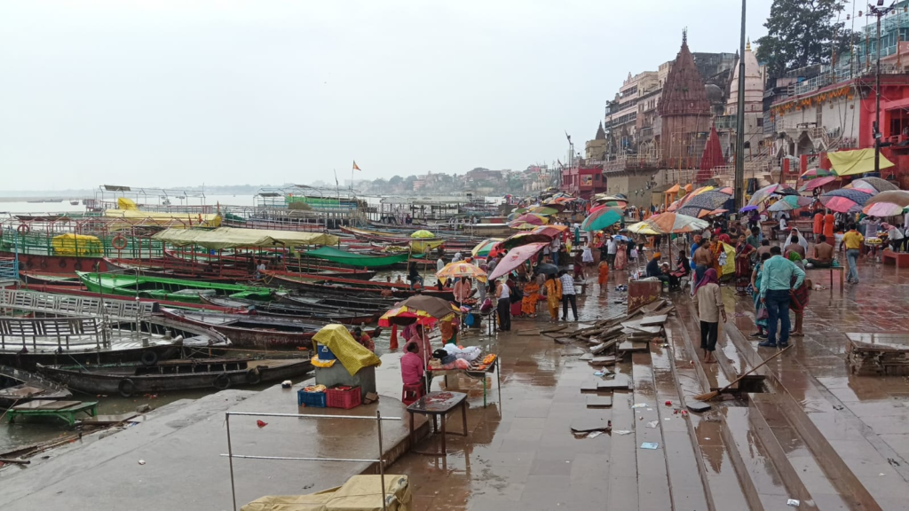 अर्नब तूफान ने बदला मौसम का मिजाज, बारिश से गिरा पारा, सुबह से छाए बादल, रुक-रुककर हो रही है बारिश