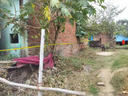 प्रयागराज में जमीन के नीचे दबे मिले तीन ड्रम, करोड़ों की नकदी बरामद; दो हिरासत में