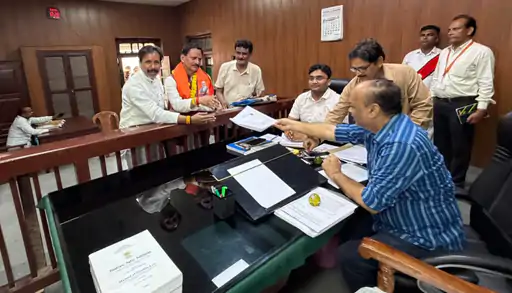 नामांकन के दौरान कमिश्नरी गेट पर भाजपा प्रत्याशी से धक्का-मुक्की, अफसरों के हस्तक्षेप से खुला गेट