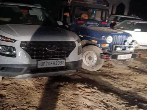 प्रयागराज में जमीन के नीचे दबे मिले तीन ड्रम, करोड़ों की नकदी बरामद; दो हिरासत में