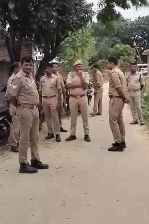 प्रयागराज में जमीन के नीचे दबे मिले तीन ड्रम, करोड़ों की नकदी बरामद; दो हिरासत में