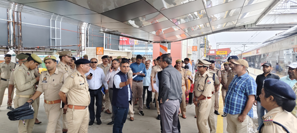 मुख्यमंत्री के संभावित दौरे को लेकर अलर्ट, डीएम और पुलिस कमिश्नर ने बनारस स्टेशन का किया निरीक्षण