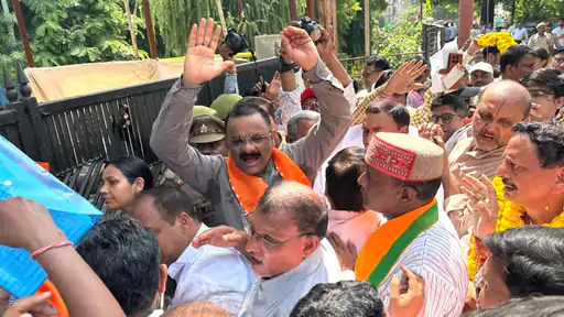 नामांकन के दौरान कमिश्नरी गेट पर भाजपा प्रत्याशी से धक्का-मुक्की, अफसरों के हस्तक्षेप से खुला गेट