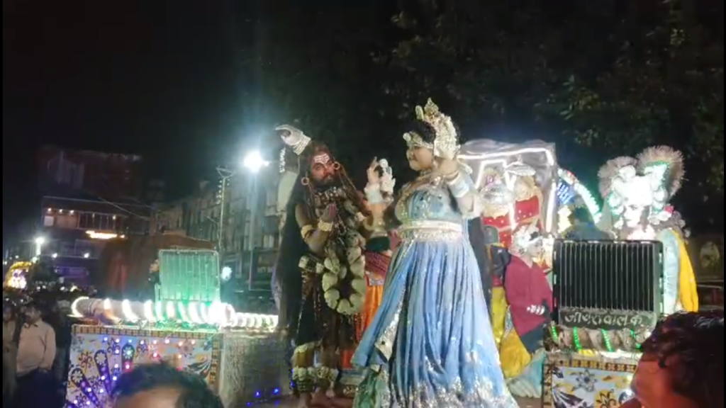 मूसलाधार बारिश में भी नहीं थमी नक्कटैया मेले की रौनक, लक्ष्मण ने काटी शूर्पणखा की नाक तो गूंजे जय श्रीराम के जयकारे
