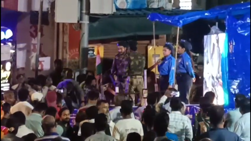 मूसलाधार बारिश में भी नहीं थमी नक्कटैया मेले की रौनक, लक्ष्मण ने काटी शूर्पणखा की नाक तो गूंजे जय श्रीराम के जयकारे