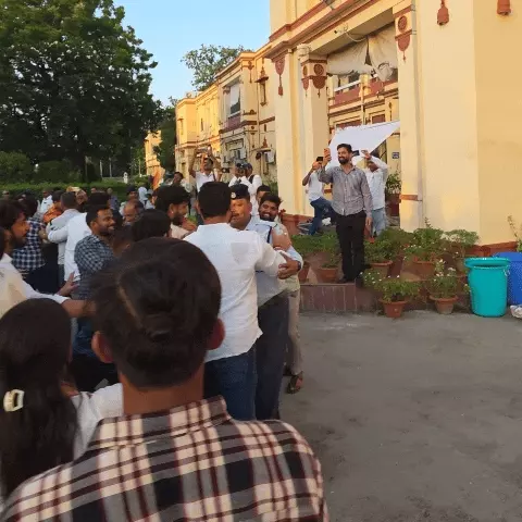 बीएचयू में एबीवीपी का धरना 11वें दिन भी जारी, पुतला दहन के दौरान हुई धक्का-मुक्की