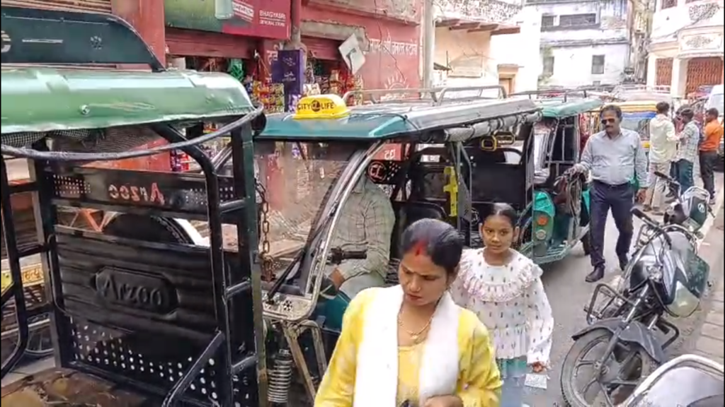 महामृत्युंजय मंदिर के आसपास टोटो का कब्जा, अवैध वसूली के आरोप से स्थानीय लोगों में आक्रोश