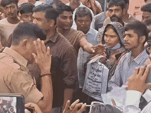 रामनगर अस्पताल में जांच को लेकर बवाल, मरीज के परिजनों और स्वास्थ्यकर्मियों में मारपीट; खिड़कियां टूटीं