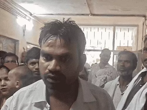 रामनगर अस्पताल में जांच को लेकर बवाल, मरीज के परिजनों और स्वास्थ्यकर्मियों में मारपीट; खिड़कियां टूटीं