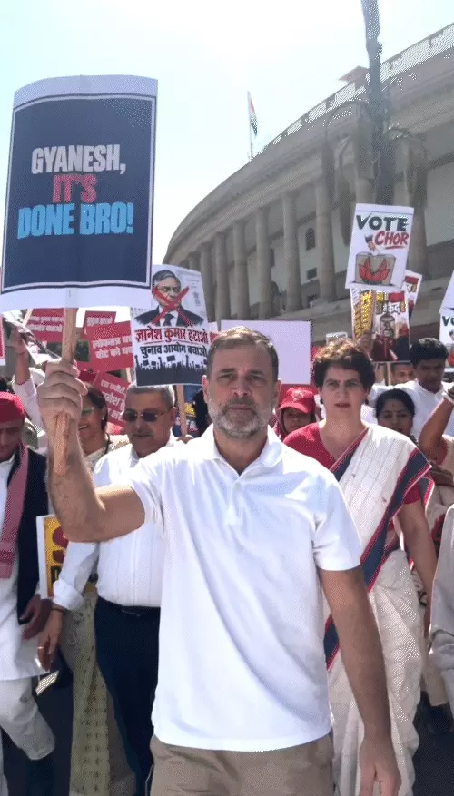 राहुल-प्रियंका आकाशवाणी भवन में धरने पर, चुनाव आयोग तक मार्च रोकने पर हिरासत में विपक्षी सांसद