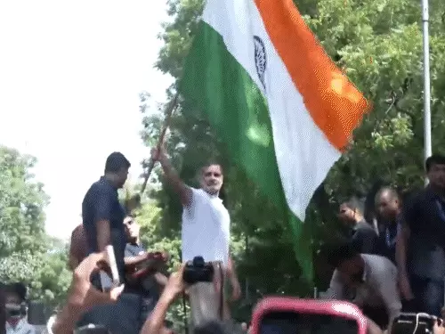 राहुल-प्रियंका आकाशवाणी भवन में धरने पर, चुनाव आयोग तक मार्च रोकने पर हिरासत में विपक्षी सांसद