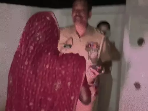 संजय यदुवंशी की तलाश में आधी रात घर पहुंची पुलिस, दीवार फांदकर दाखिल होने का आरोप