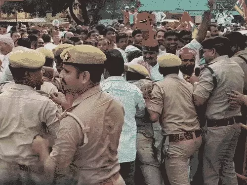 वाराणसी में नामांकन के दौरान बवाल, आशुतोष सिन्हा के समर्थकों की पुलिस से धक्का-मुक्की; बैरिकेडिंग तोड़कर आगे बढ़ी भीड़