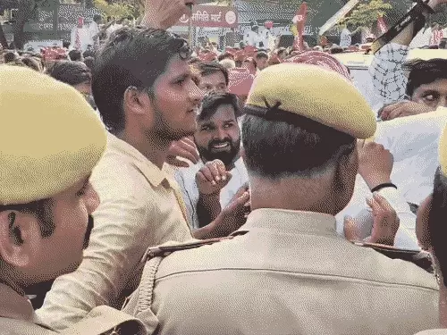 वाराणसी में नामांकन के दौरान बवाल, आशुतोष सिन्हा के समर्थकों की पुलिस से धक्का-मुक्की; बैरिकेडिंग तोड़कर आगे बढ़ी भीड़