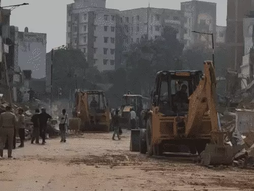 वाराणसी में विकास की रफ्तार तेज: दालमंडी और पुलिसलाइन-कचहरी में चला बुलडोजर, अंतिम ध्वस्तीकरण पूरा