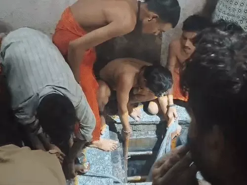वृंदावन में दर्दनाक हादसा: पानी की टंकी में उतरे चार छात्रों की मौत, एक गंभीर