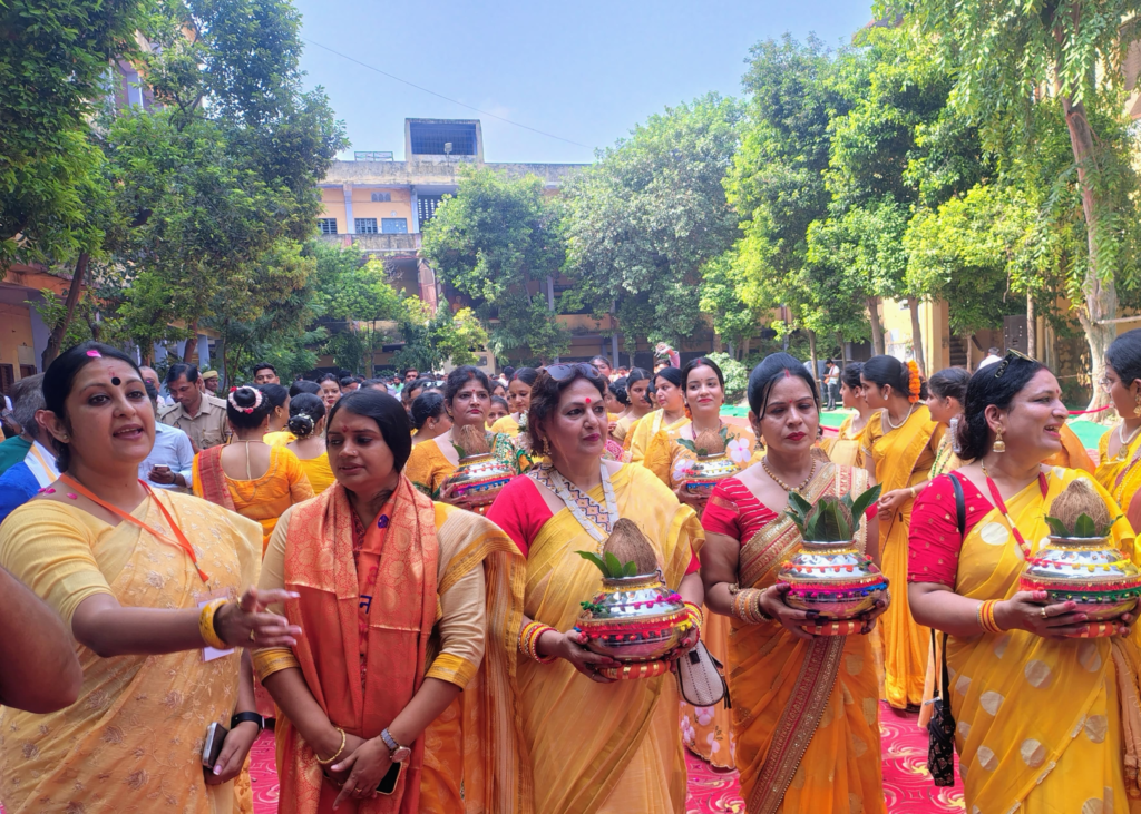 काशी में सेवा संकल्प अभियान की भव्य झलक: 51 महिलाओं ने सिर पर कलश लेकर निकाली शोभायात्रा, 500 बाइकर्स भी बने हिस्सा