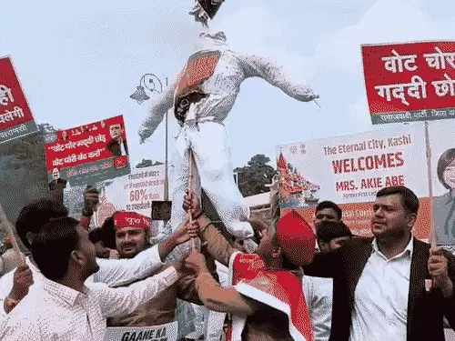 चुनाव आयोग के खिलाफ सपा का प्रदर्शन, ज्ञानेश कुमार का फूंका पुतला, 'वोट चोरी' का लगाया आरोप
