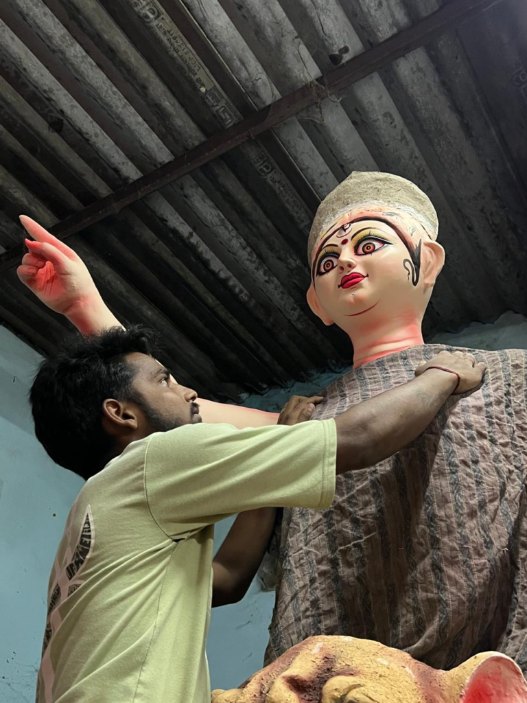मां के स्वागत को तैयार हो रही काशी