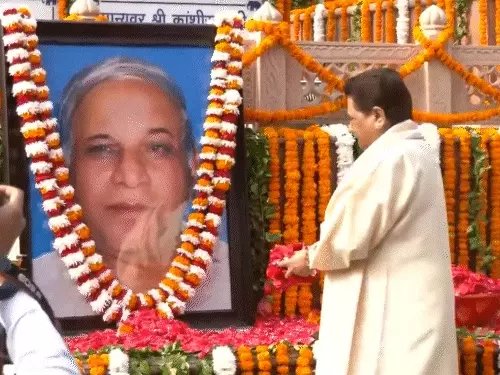 कांशीराम की पुण्यतिथि पर मायावती के साथ दिखे आकाश आनंद, पार्टी में वापसी के बाद पहली बार नजर आईं बुआ-भतीजे की जोड़ी