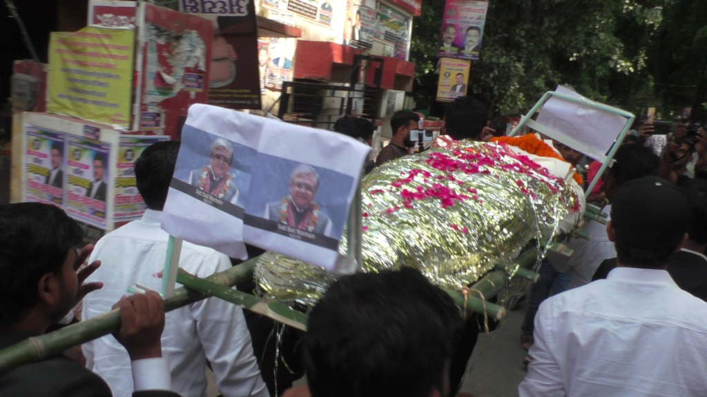 वाराणसी कचहरी में मुख्य चुनाव आयुक्त के खिलाफ अधिवक्ताओं का प्रदर्शन, शवयात्रा निकालकर जताया विरोध