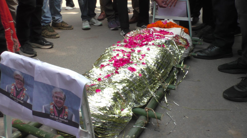 वाराणसी कचहरी में मुख्य चुनाव आयुक्त के खिलाफ अधिवक्ताओं का प्रदर्शन, शवयात्रा निकालकर जताया विरोध